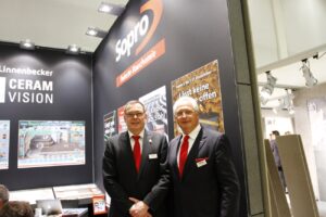 Andreas Wilbrand, Geschäftsführer Sopro Deutschland (rechts) , hier mit Sopro-Marketingleiter Lutz Reitemeier: „Auf der CeramVision wird man von den Mitarbeitern der Firma Linnenbecker immer besonders herzlich aufgenommen. Die Atmosphäre empfinden wir als angenehm. Die neue Halle wirkt modern, wenn auch die Atmosphäre vielleicht nicht ganz so ausgefallen ist wie in Hamm.“