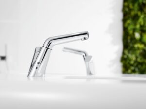 Die Hansasignatur Hybrid steht für Komfort und intelligente Technik: Aufgrund des dualen Aufbaus kann der Nutzer zwischen der klassischen Einhebelmischer-Anwendung und einer berührungslosen Funktion wählen. Foto: Hansa Armaturen GmbH