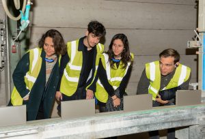 Erwartungsvolle Blicke auf die keramischen Dinge, die da kommen mögen.