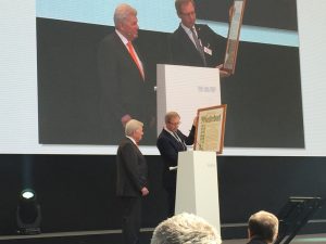 Übergabe der Goldenen Handwerks-Urkunde.