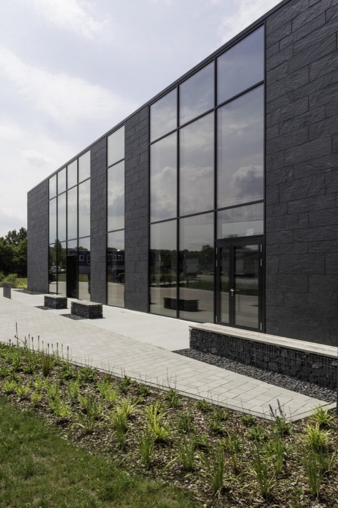 Flächenbetonte Fassade mit ebenen Fensterfronten. Foto: Rathscheck Schiefer