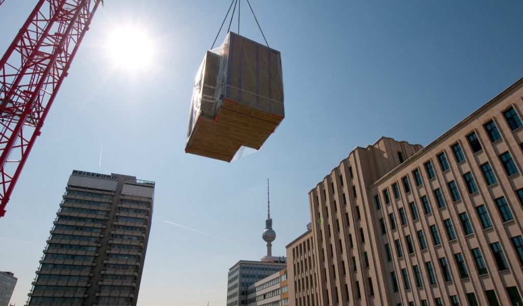 Einbringung eines fertigen Schwörer-Fertigbad-Moduls an der Baustelle. Fotos: Schwörer