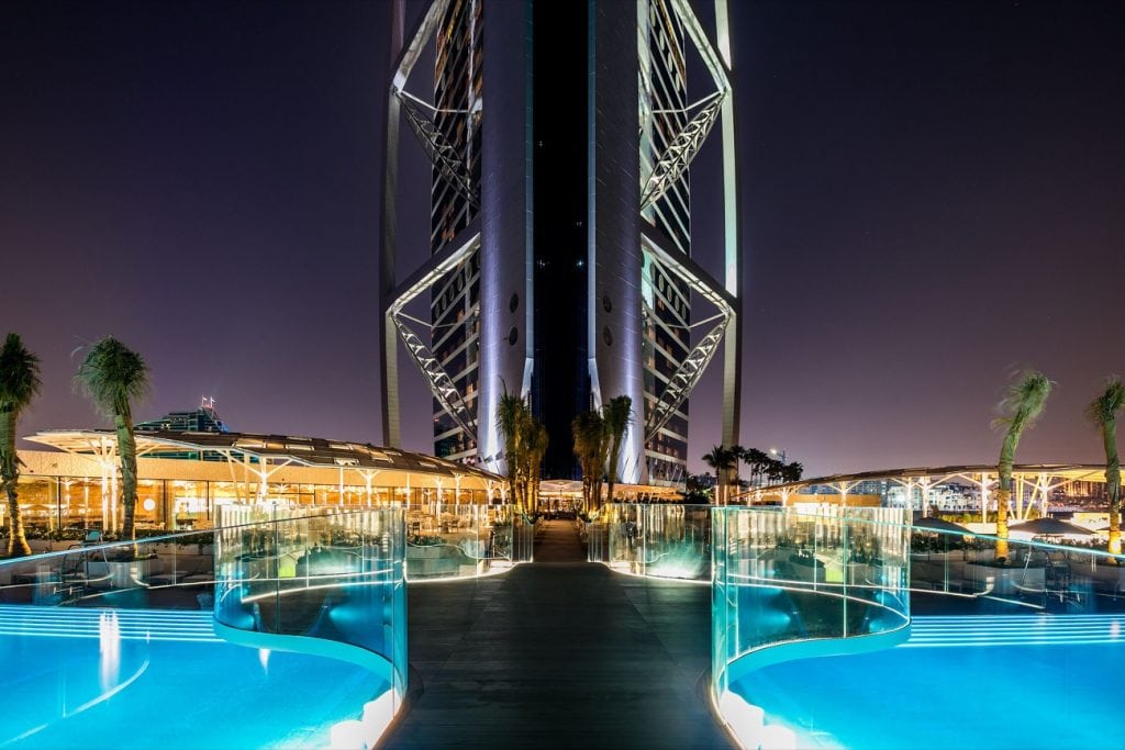 Blick auf den Pool bei Nacht.