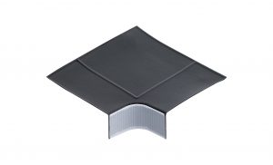Die flexible Detaillösung Disk Corn flex lässt sich sowohl am Wanneneckenrand, an der aufgehenden Wand wie auch auf der ebenen Ablagefläche verkleben.