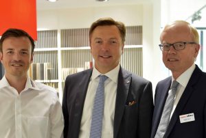 Christoph (l.) und Dieter Häsele (r.) sind stolz auf die Investition für den Familienbetrieb, der mittlerweile in der 4. Generation geführt wird. hagebau-Geschäftsführer Fachhandel, Hartmut Goldboom, war einer der ersten Gratulanten.