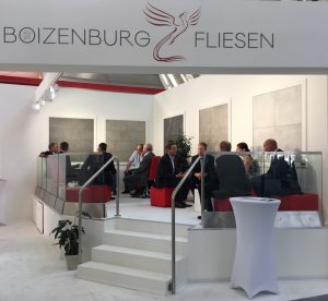 messestand-boizeburg-fliesen_gespra%cc%88che