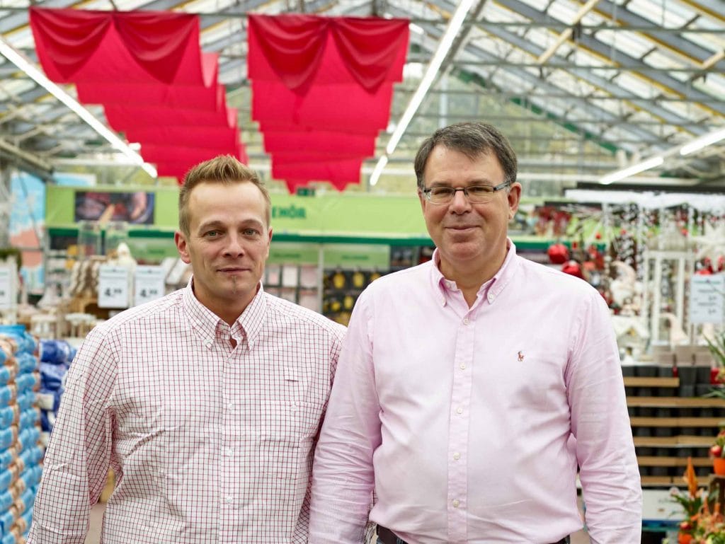 Harald Stolz (rechts) und Maik Steinborn, Marktleiter hagebaumarkt Euskirchen, freuen sich über die Neueröffnung nach nur 12 wöchiger Umbauphase.