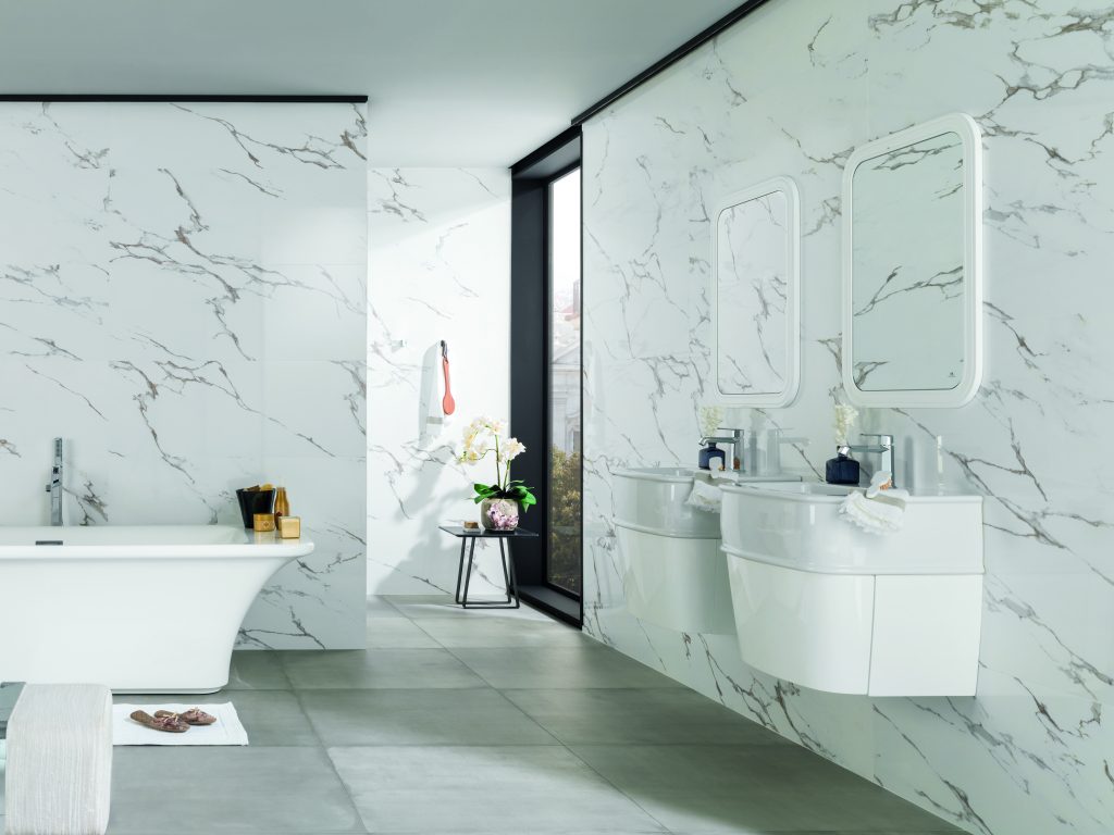 Marmor und Beton: Der Hersteller Pamesa vereint scheinbare Gegensätze und nimmt den Trend „White Harmony“ kreativ und luxuriös auf. Foto: Tile of Spain/Pamesa