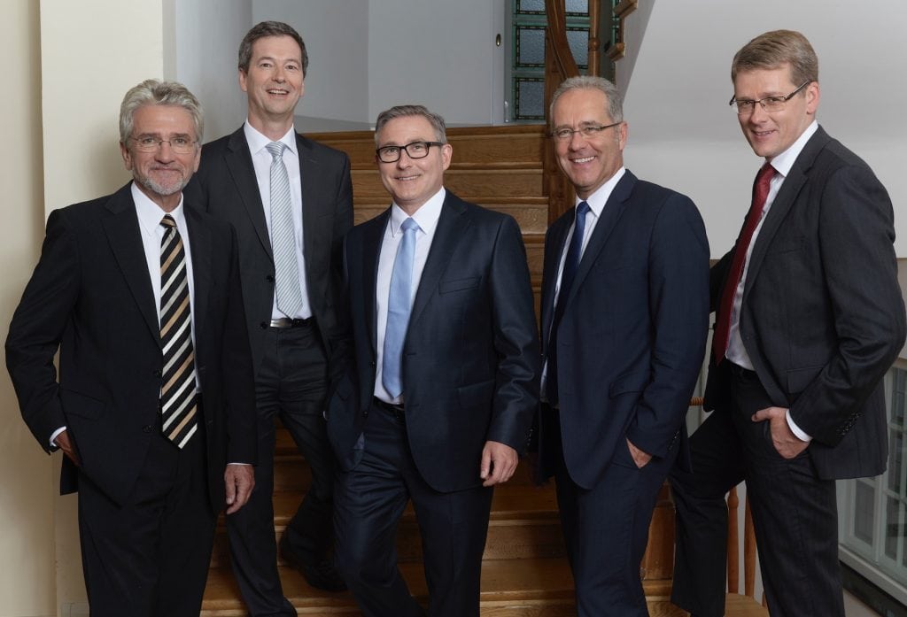 Vertreter der Ardex-Gruppe und von Ardex Deutschland stellten das geplante Infrastrukturprojekt am Standort Witten auf einer Pressekonferenz vor. Von links nach rechts: Dr. Hubert Motzet, Mitglied der Geschäftsleitung Ardex Deutschland, Mark Eslamlooy, CEO der Ardex-Gruppe, Dr. Ulrich Dahlhoff, Mitglied der Geschäftsleitung Ardex Deutschland, Uwe Stockhausen, CFO der Ardex-Gruppe. Foto: Ardex