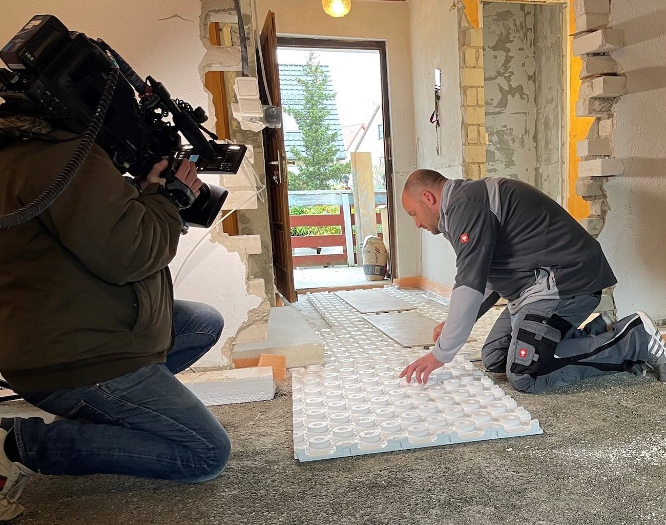 Der energiesparende Keramik-Klimaboden Schlüter-BEKOTEC-THERM wird von Schlüter-SystemHandwerker Daniel Gragert fachgerecht eingebaut.