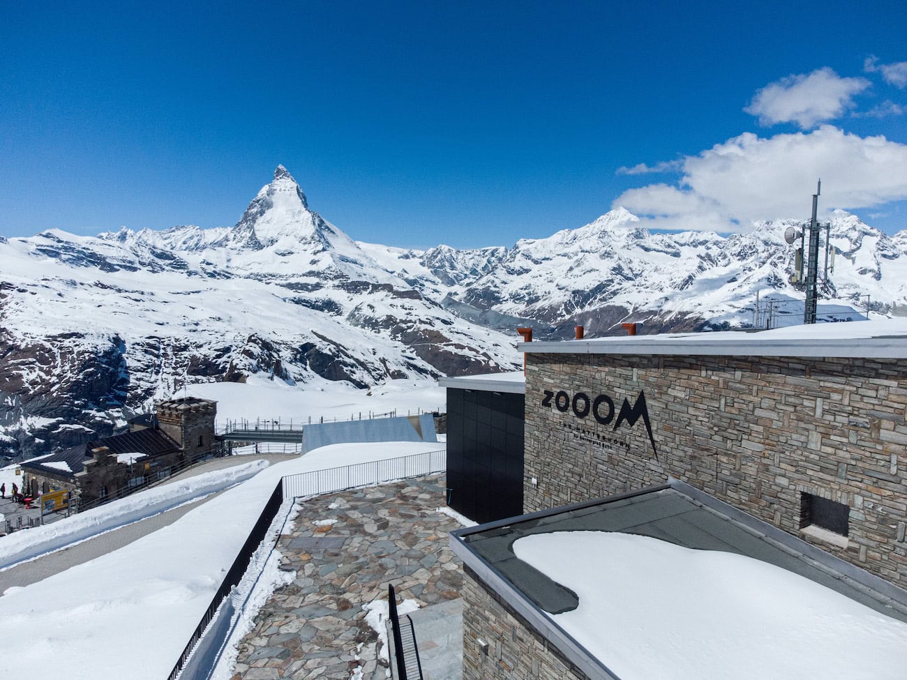 Für seinen Kunden GZ Platten- & Natursteinbeläge AG ist die Uzin Utz Schweiz bis zum Gornergrat geflogen, um die multimediale Erlebniswelt „Zooom the Matterhorn“ auf über 3.000 Metern mit dem Mischservice zu unterstützen.