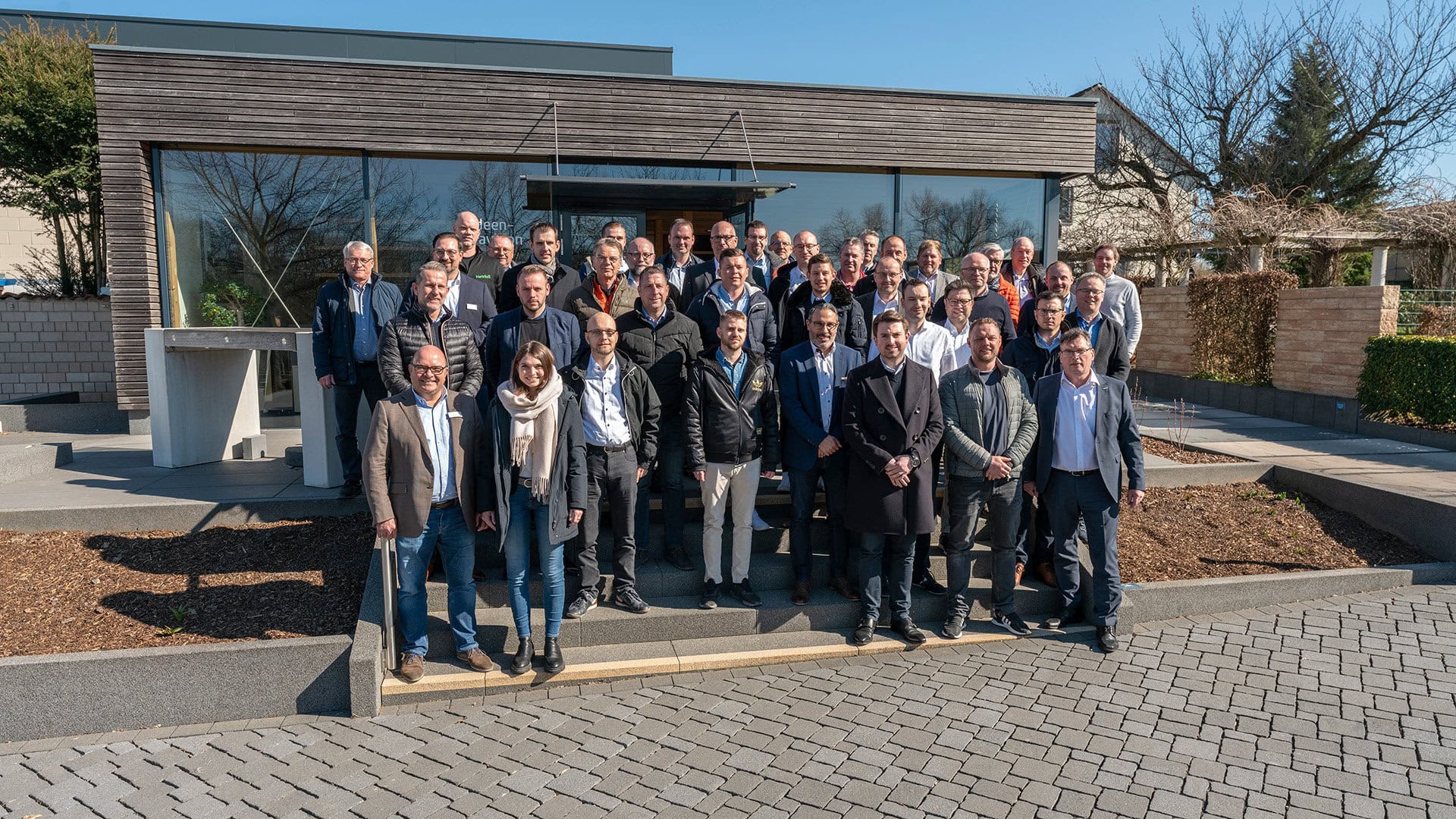 Die Fachgruppe Galabau traf sich anlässlich ihrer Märztagung bei der Firma Rinn Beton-und Naturstein in Heuchelheim. Foto:Eurobaustoff