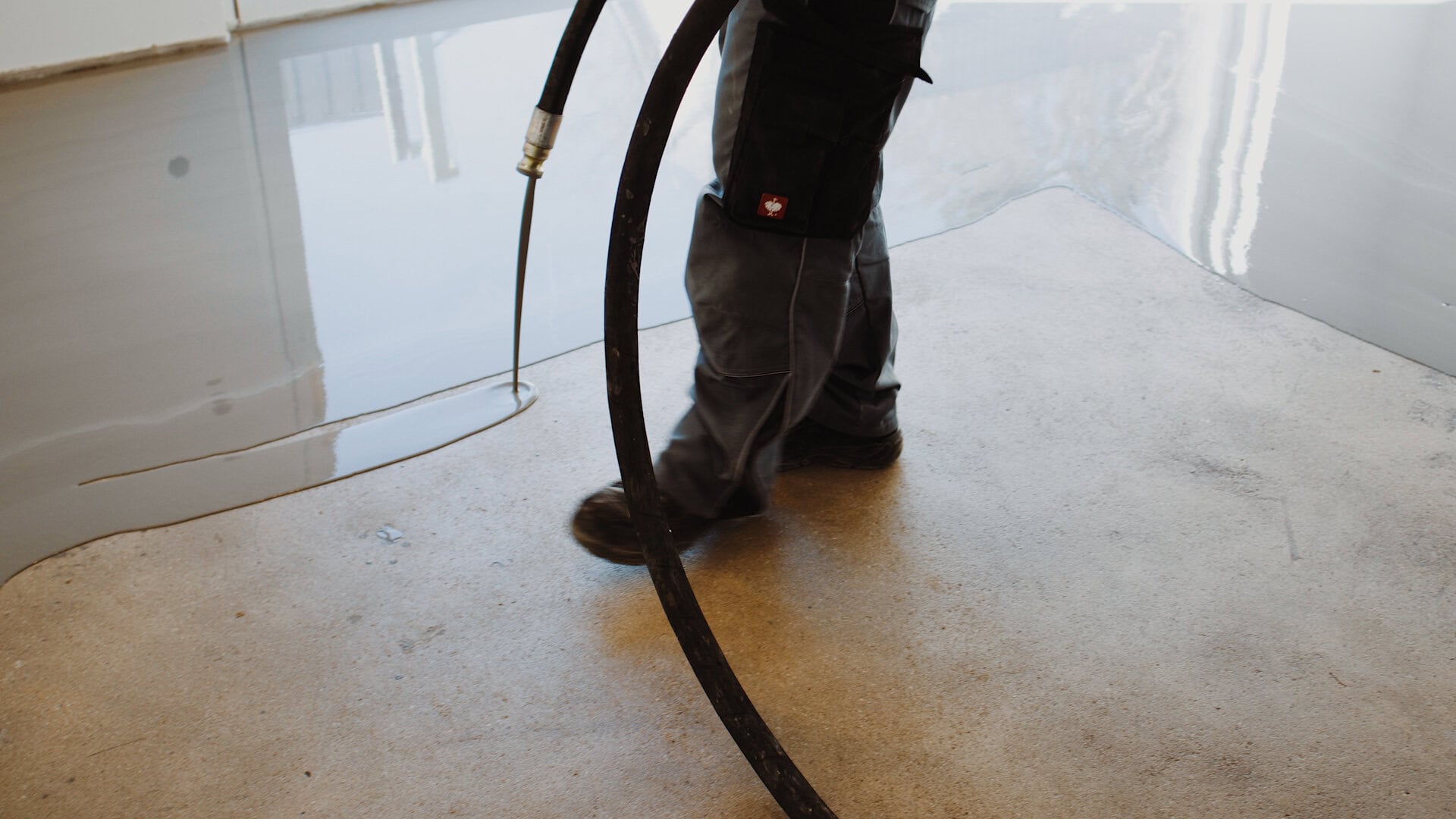 Durch seine spannungsarme Erhärtung und seine hervorragenden Verlaufseigenschaften kann weber.plan 813-20 in einem Arbeitsgang bis zu einer Schichtdicke von 20 mm aufgebracht werden. Foto: Saint-Gobain Weber