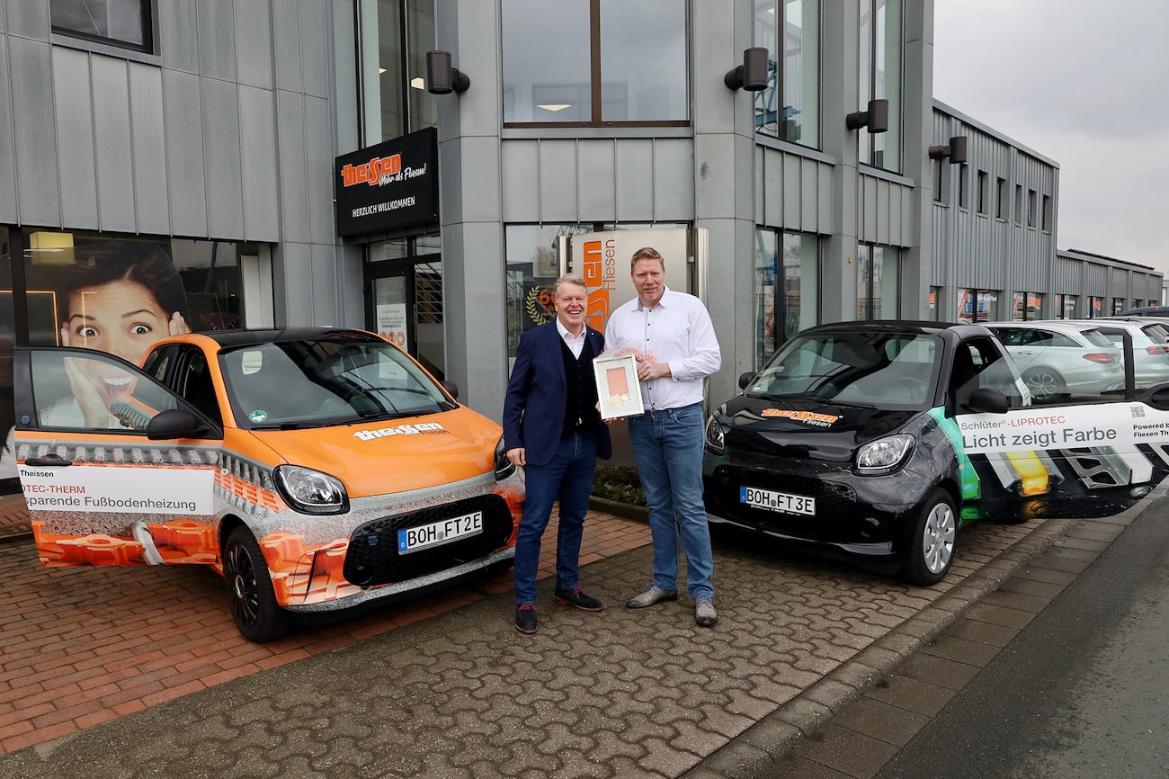 Schlüter-Vertriebsleiter Günter Broeks (links) und Christoph Theißen präsentieren die beiden E-Smarts im Schlüter-Look.