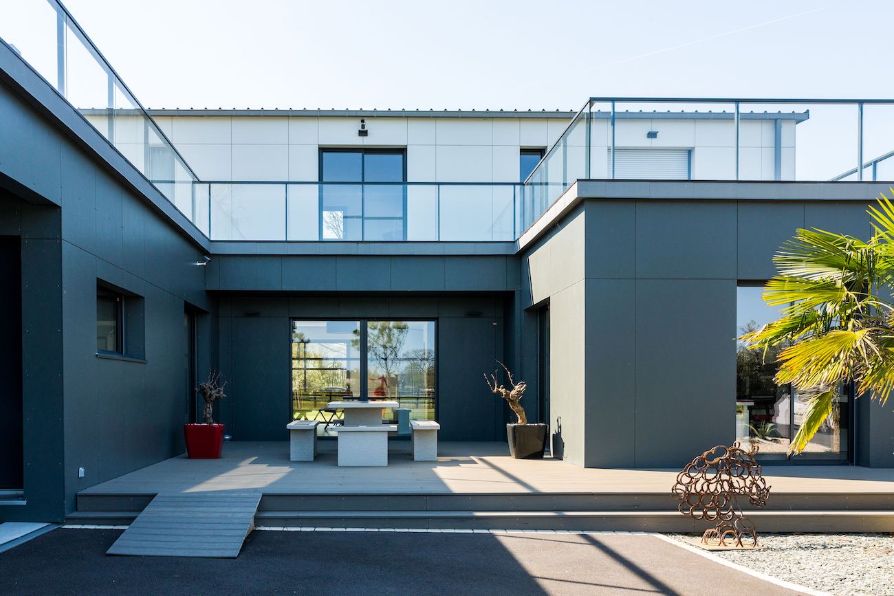 Gekonnt gesetzte architektonische Effekte: Hardie Panel Fassadentafeln kombinieren hohe Wirtschaftlichkeit mit attraktiven Designmöglichkeiten.