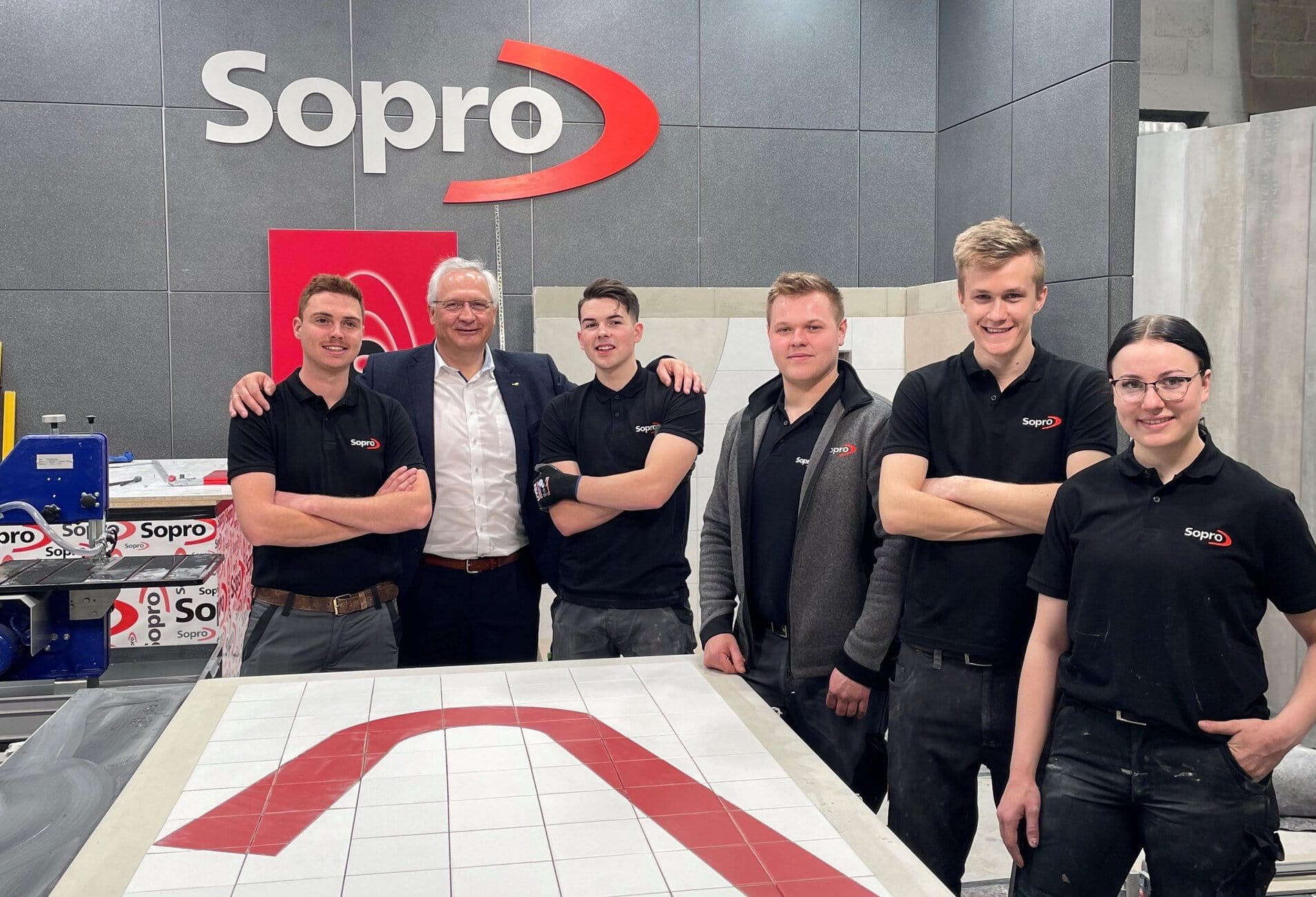 Training der deutschen Fliesen Natio-nalmannschaft bei Sopro: (vlnr) Yannic Schlachter, Andreas Wilbrand, Malte Laurich, Marcel Beyer, Sandro Feustel, Anna Bleuel. Foto: Sopro