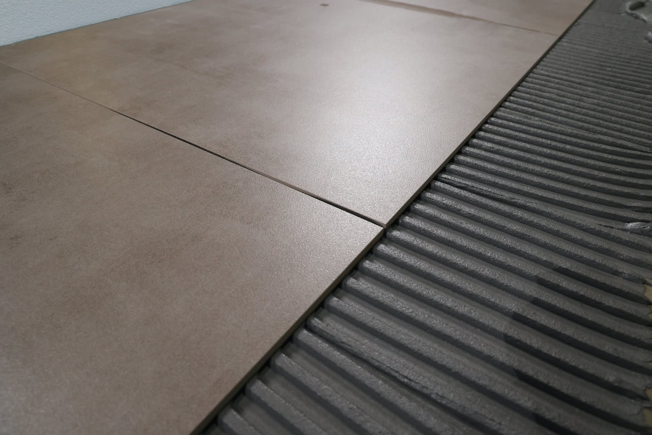 Fliesen und Platten bis 120 Zentimenter Kantenlänge problemlos im Außenbereich verlegt.