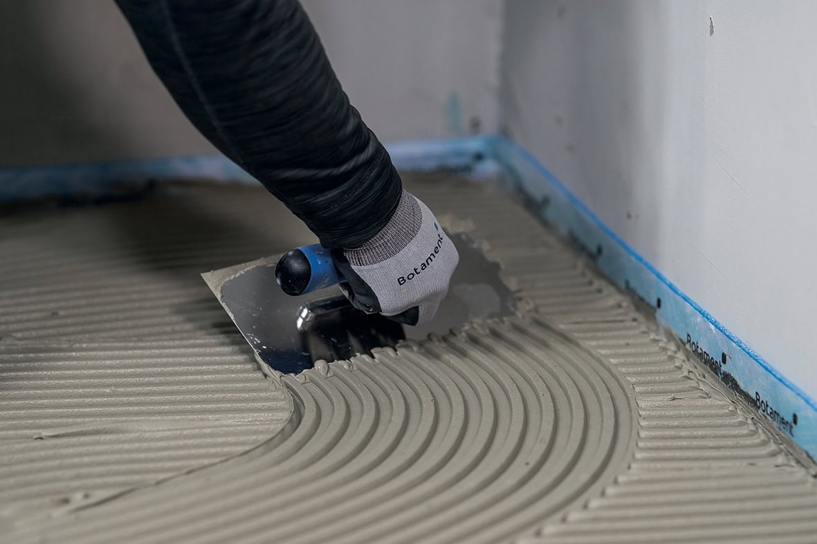Bei der Herstellung des BotaGreen Flexklebers werden circa 30% CO2 gegenüber vergleichbaren Botament Fliesenklebern eingespart. Foto: Botament