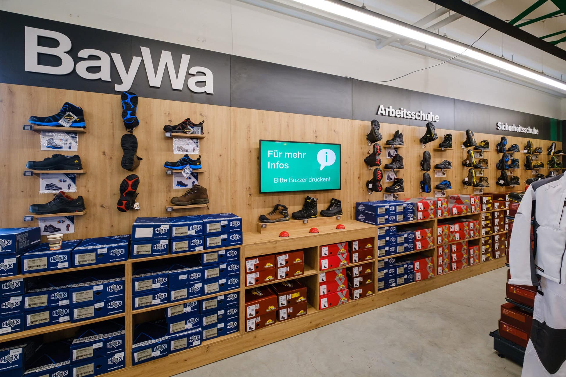 Flagship der Profi Shops: Am Standort Martin-Kollar-Straße 8 in München-Moosfeld verfolgt BayWa Baustoffe ein Pilotprojekt, um das Fachmarktkonzept im Baustoffbereich entsprechend den verschiedenen Kundenbedürfnissen zu schärfen und anzupassen. Teil davon: Shop-in-Shop-Lösungen bekannter Marken für einen professionellen Auftritt.