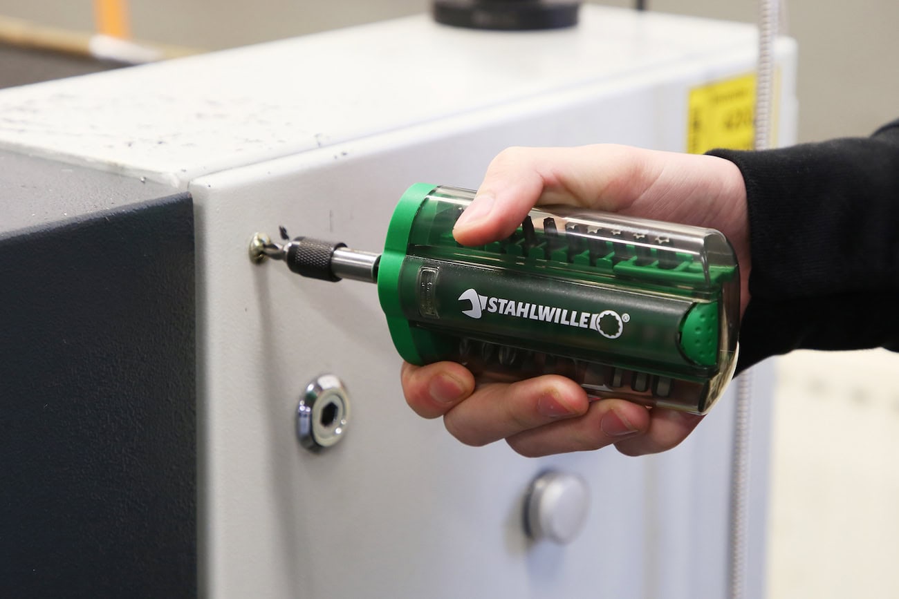 Alles im Griff – die robuste Kunststoffbox kann als improvisierter Schraubendreher verwendet werden.