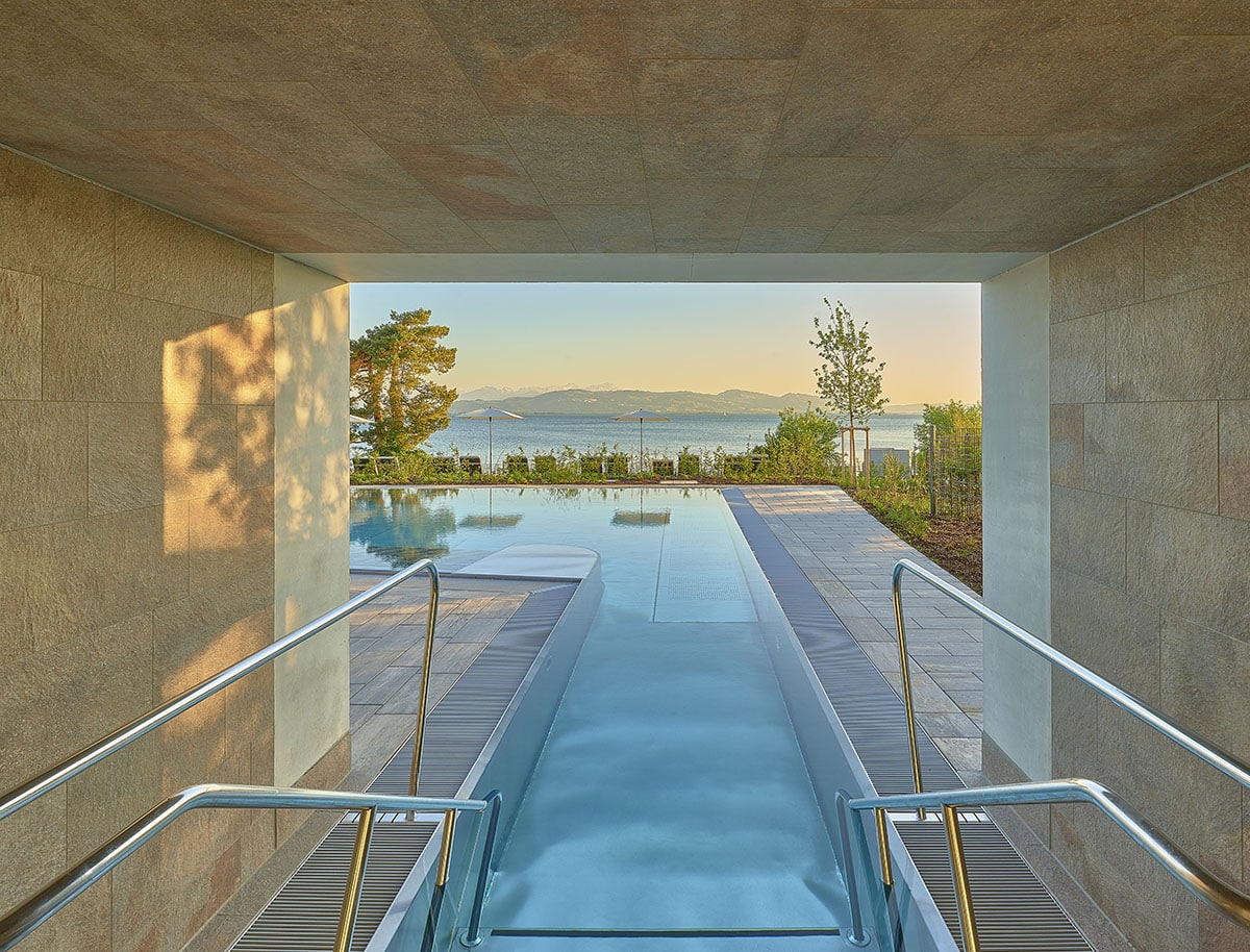 Die Therme Lindau ist das gr ößte Bäder-Ensemble am Bodensee direkt am Ufer mit freiem Blick auf die Alpen. Foto: Therme Lindau GmbH