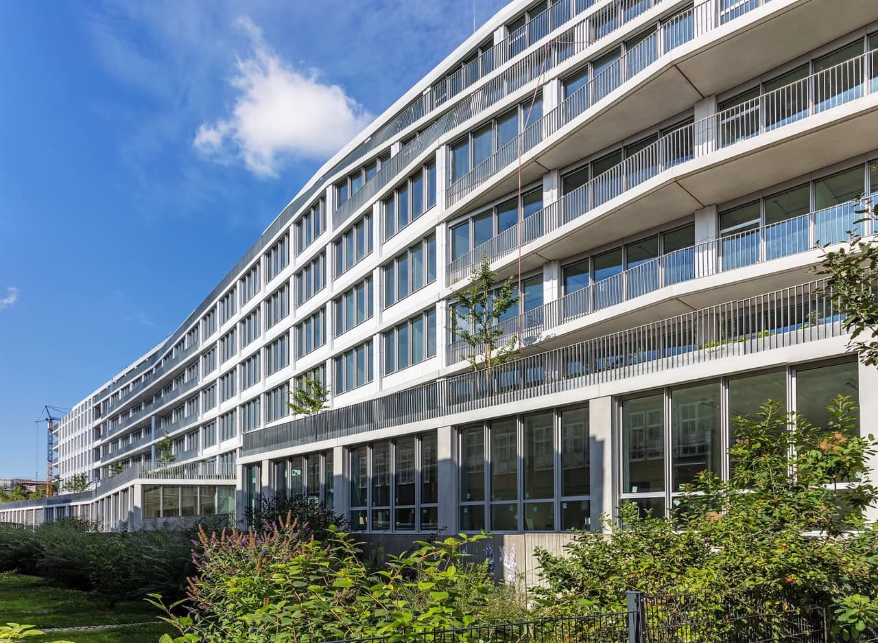 Der monumentale Baukörper von „The Hub“ erstreckt sich über rund 300 Meter am Berliner Ostkreuz