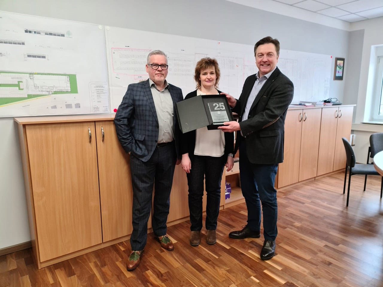 Hartmut Goldboom, Direktor für Gesellschafterentwicklung (re.), gratuliert zum 25-jährigen hagebau-Jubiläum von ESCHENBACH. Über die Ehrung freuen sich Storemanager Michael Meinel und Finanzmanagerin Jana Werner Foto: ESCHENBACH