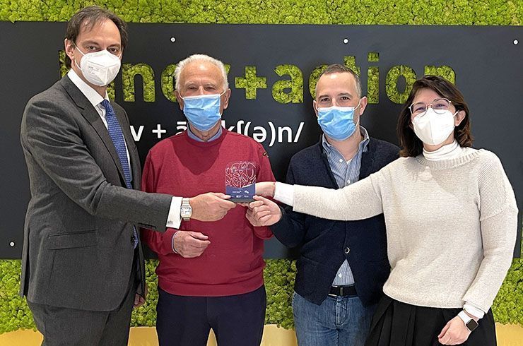 Francesco Ferragina von der KON Group überreicht Fila-Präsidenten Beniamino Pettenon und den CEOs Francesco und Alessandra Pettenon die renommierte Auszeichnung.