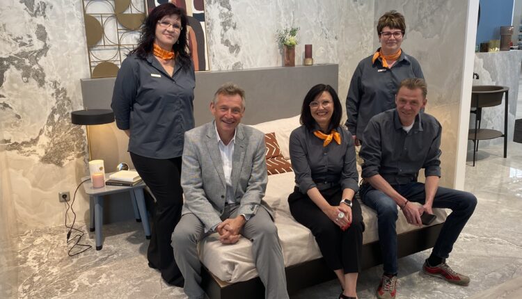 Das Fliesen Team im neuen Florim Shop (v.l.n.r.): Sandra Bock, Arne Rinckleb (Geschäftsführer), Heike Baur (Abteilungsleiterin), Sven Viertel, Nicole Pfau. Fotos :ProBau