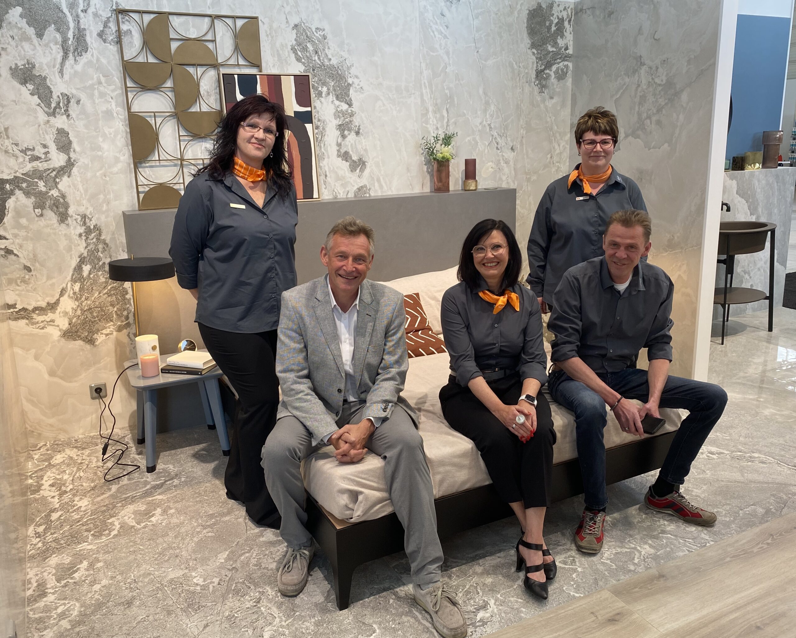 Das Fliesen Team im neuen Florim Shop (v.l.n.r.): Sandra Bock, Arne Rinckleb (Geschäftsführer), Heike Baur (Abteilungsleiterin), Sven Viertel, Nicole Pfau. Fotos :ProBau