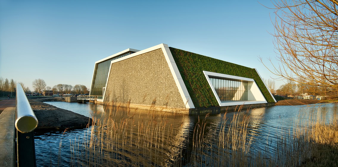 Fliesenhersteller RAKO lieferte für das Vorzei-geprojekt Sportcampus ETB Sombroek hoch-wertige Fliesen der Serien Color One, Block in Schwarz und Kaamos für den Innen- und Au-ßenbereich. Fotos. Rako