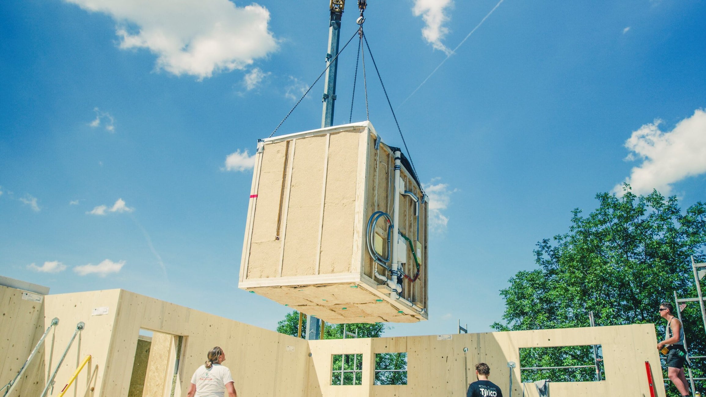 Schlüsselfertig, einbauen und los: Ein Tjiko Badmodul, in Holzbauweise industriell vorgefertigt, ist auf der Baustelle in nur wenigen Minuten montiert. Mit den neuen finanziellen Mitteln, die Tjiko nun von der BayWa erhalten hat, sollen künftig mehrere Hundert solcher Badmodule ihren Weg in ein Bauprojekt finden. Foto: Tjiko