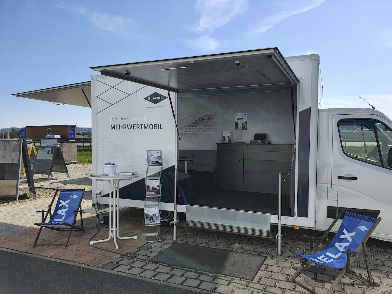 Seit Mitte April 2022 ist das Mobil in ganz Deutschland zu interessierten Kunden unterwegs, um die Produktvorteile und deren Mehrwert direkt vor Ort erlebbar zu machen. Fotos: Blanke