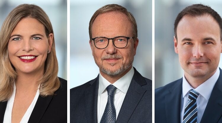 Ina Hundhausen wird am 01.07.2022 als Hauptgeschäftsführerin der Deutschen Bauchemie die Nachfolge von Norbert Schröter antreten. Verstärkt wird das neue Führungsteam durch die Geschäftsführer für Regulatory Affairs Martin Glöckner (Foto Mitte) und für Government Affairs Martin Ludescher (Foto rechts) Fotos: Deutsche Bauchemie
