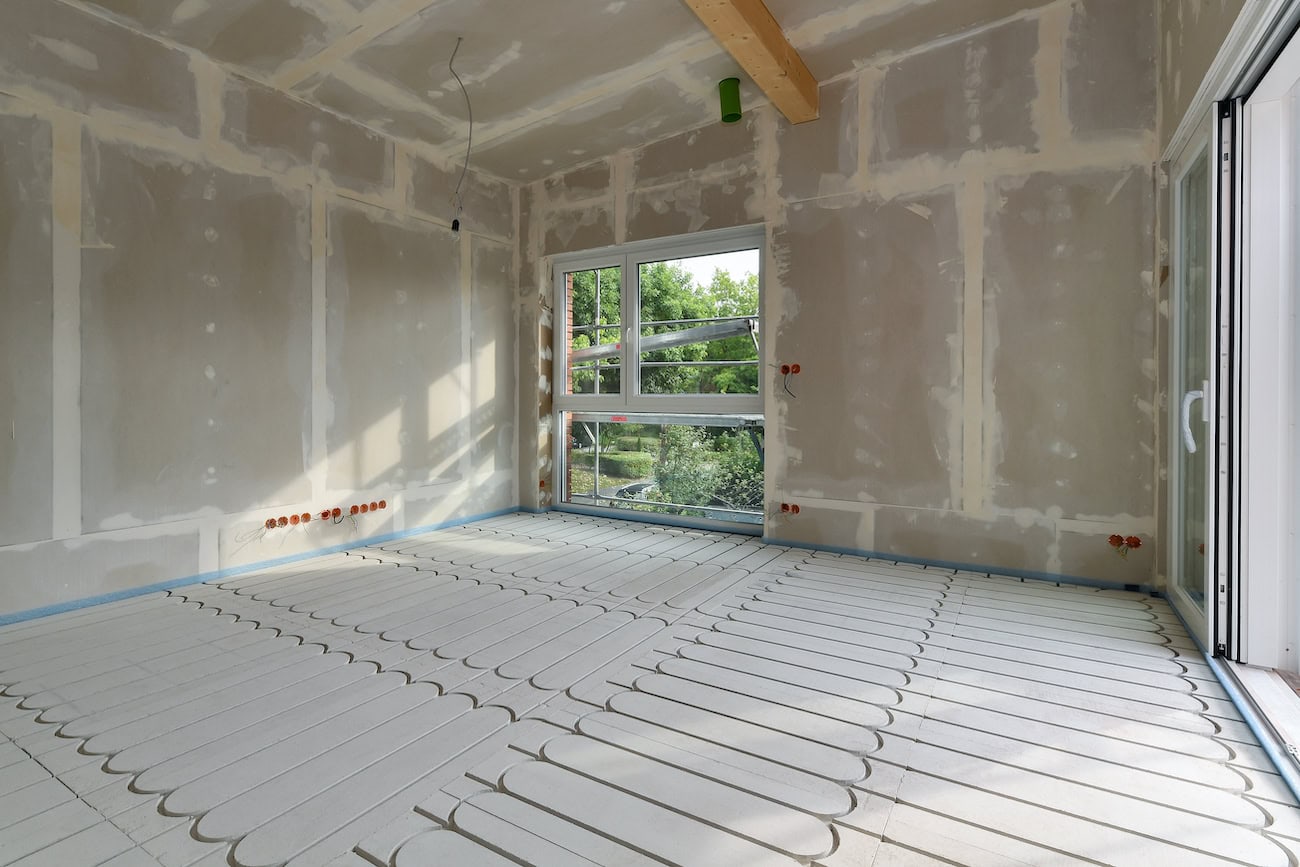 Das fermacell® Therm25 Fußbodenheizsystem besteht aus einer 25 mm dicken fermacell® Gipsfaser-Platte, deren Oberseite mit einer speziellen Fräsung mit Umlenknuten für die Verlegung der Fußbodenheizungsrohre versehen ist.