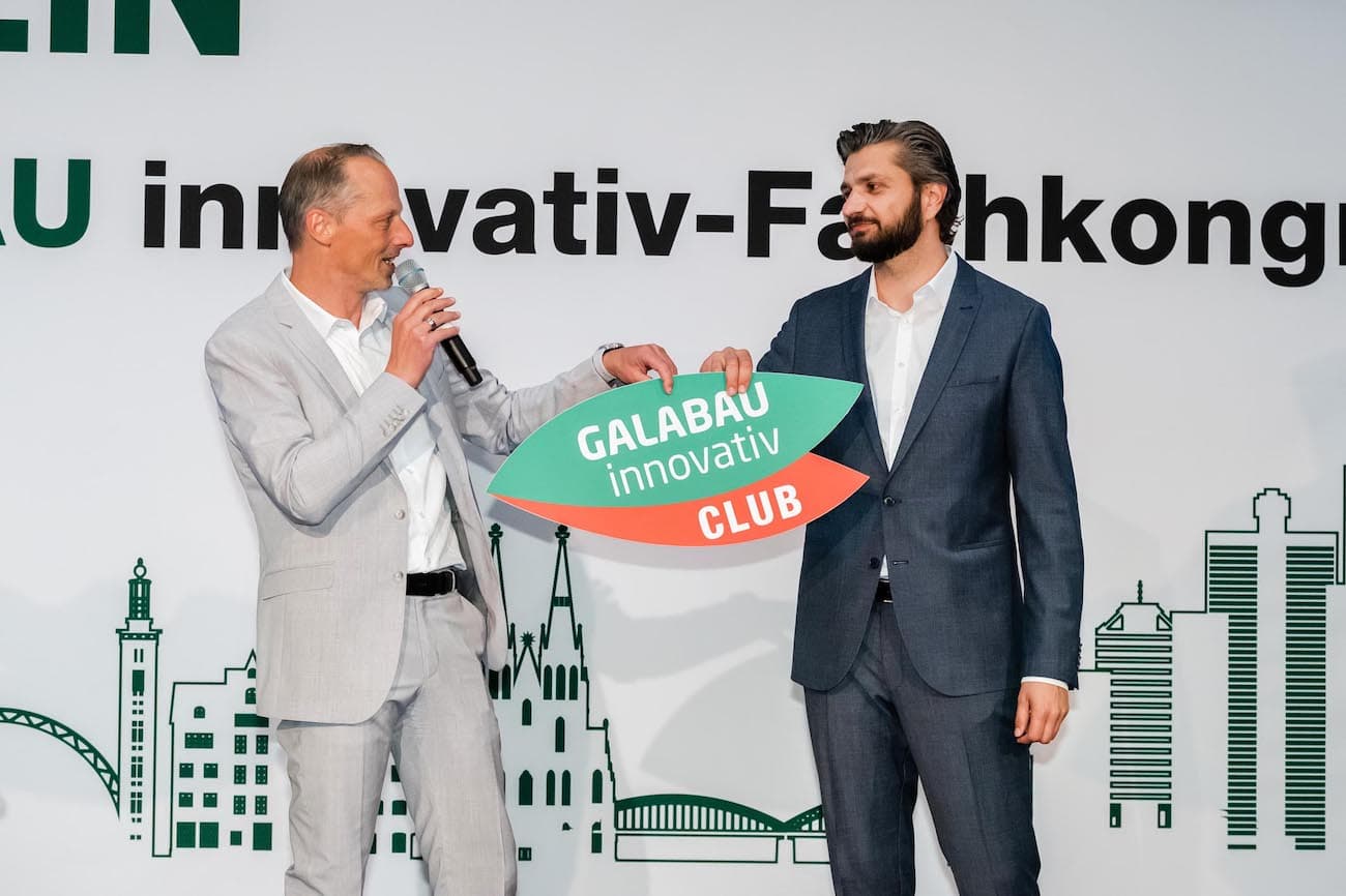 Andreas Rombeck (li.) übergibt die Leitung des Spezialisierungssystems GALABAU FACHHANDEL an Matthias Meinel