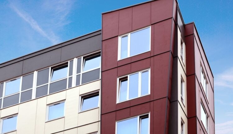 Wandaufbauten zur bauaufsichtlichen Anforderung „nichtbrennbar“ können mit Hardie® Panel Fassadenbekleidungen sehr einfach und wirtschaftlich realisiert werden.
