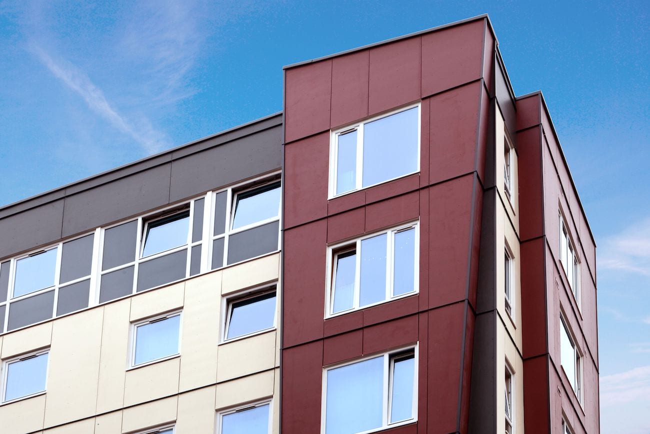 Wandaufbauten zur bauaufsichtlichen Anforderung „nichtbrennbar“ können mit Hardie® Panel Fassadenbekleidungen sehr einfach und wirtschaftlich realisiert werden.