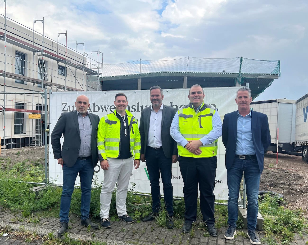 Beim Richtfest der neuen Wego-Vti-Niederlassung in Oberhausen (v.l.): Alexander vanSetten (Niederlassungsleiter), Michael Abersfelder (Wego-GF Finanzen), Marc Rohleder (Vertriebsleiter Wego), Alfons Horn (Vors. Wego-Geschäftsführung), Uwe Strasser (Vertriebsleiter Vti)