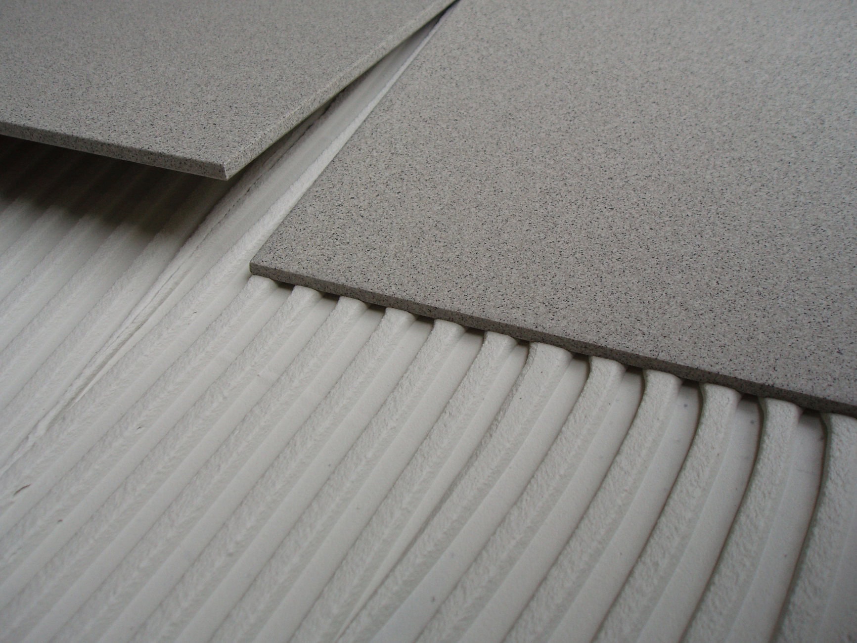 Produkte mit der BlueComfort-Technologie sind klimaschonender und flexibler in der Verarbeitung. Sie lassen sich spürbar leichter aufziehen und sind weniger hautirritierend. Foto: Saint-Gobain Weber GmbH