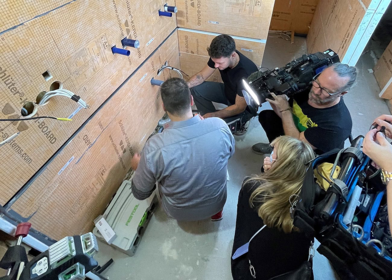 In der Promostory bei HGTV können die Zuschauerinnen und Zuschauer die Entstehung des komfortablen und stylischen Badezimmers bei Familie Hahn Schritt für Schritt mitverfolgen.