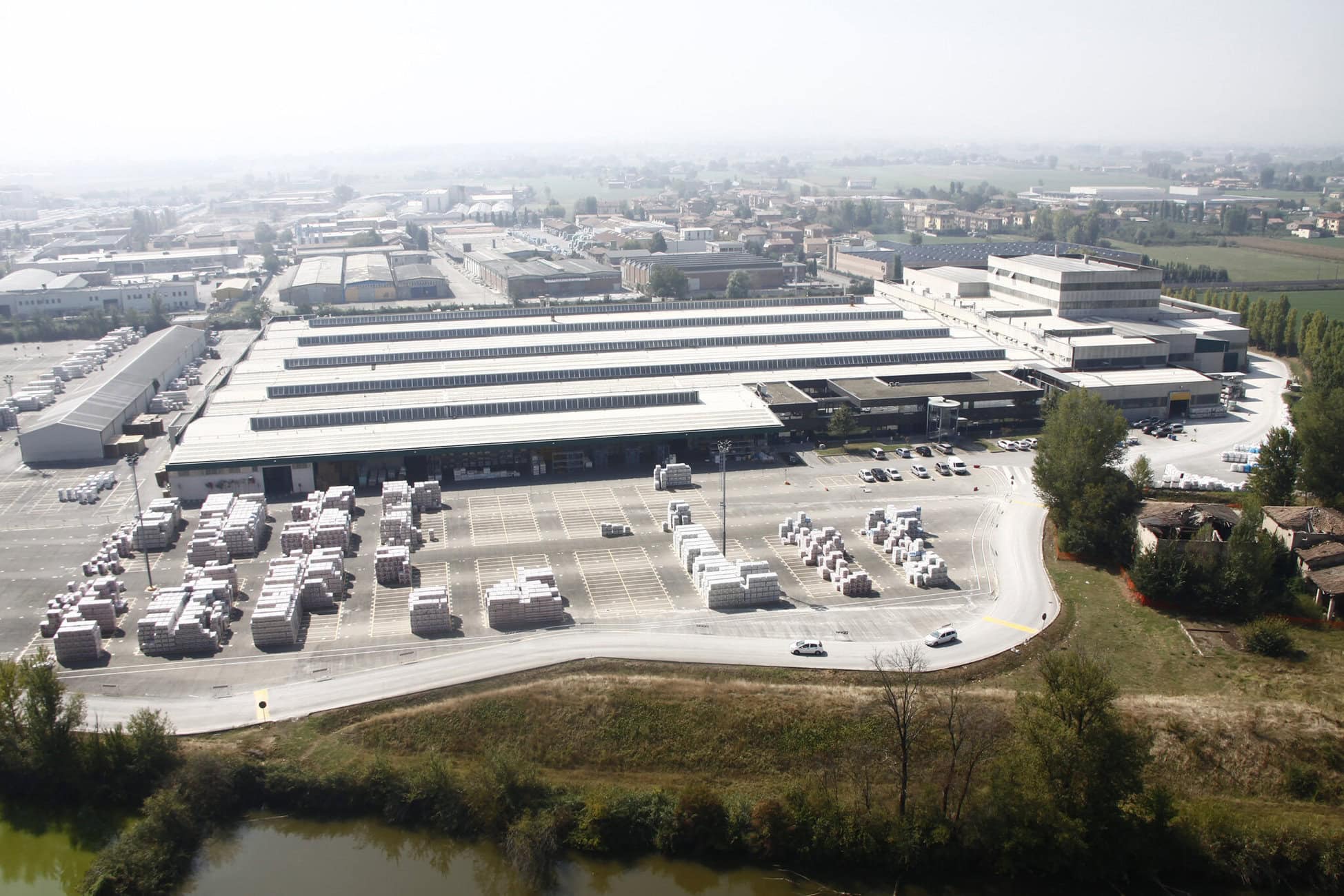 Mit den Smart Tiles präsentiert die italienische Romani Gruppe das Ergebnis von 4 Jahren Forschung und Entwicklung und einer Investition von 10 Millionen Euro. Die Fliesen können über Sensoren mit Domotik-Systemen kommunizieren. Die elektronische Mikrokarte mit MEMS-Sensoren in einem speziellen Gehäuse auf der Rückseite der Fliese erheben Daten, die über Cloud erfasst werden und so in Systeme der Gebäudeplanung und -steuerung integriert werden. Format 120x120  Die Smart Tiles der Gruppo Romani werden auf Anfrage im Format 120×120 cm produziert und erfüllen die Norm UNI EN 14411. Smart Tiles überwachen sich selbst Als Anwendungsbereich sieht der italienische Hersteller zur Zeit hauptsächlich hinterlüftete Fassaden und Doppelböden und hat diesbezüglich zwei Industriepatente für Italien und Europa angemeldet. Die Funktion der Sensoren liegt in der integrierten Überwachung von entsprechend programmierten Parametern. Fassaden Bei der Anwendung in hinterlüfteten Wänden können beispielsweise Temperatur, Feuchtigkeit, Betauungsgrad, Erschütterungen oder Verformungen durch Erdbeben erfasst werden. Doppelböden Ein anderer Sensortyp, der bei der Verlegung von Doppelböden eingesetzt wird, kann Überlastungen anzeigen, die Verkehrsbelastung überprüfen und den Perimeteralarm einschalten. Weiterhin ist die Kommunikation mit dem Beleuchtungssystem möglich, um bei Bedarf die Beleuchtung auf Bodenhöhe einzuschalten. Revolution 5.0 mit Smart Tiles Giorgio Romani, Präsident der Romani Gruppe „Wir erleben heute die Revolution 5.0", erklärt Giorgio Romani, Präsident der Gruppo Romani, "und diese Erfindung führt unsere Gruppe zur Erforschung neuer Anwendungsbereiche für Keramikplatten. Die Hauptanwendung, an der wir gearbeitet haben, war die Verkleidung von hinterlüfteten Fassaden in Wohn- und Geschäftsgebäuden. Die Fähigkeit, Informationen über strukturelle und umweltrelevante Parameter zu übermitteln, könnte den Ansatz in Bezug auf die Sicherheit und den Schutz der Gebäude umwälzen und eine einzigartige Lösung mit einem hohen Mehrwert bieten.“ Hier sehen Sie ein Videointerview von 1200Grad mit Giorgio Romani vor der Cersaie 2023. Das italienische Ministerium für wirtschaftliche Entwicklung (Mise) finanzierte das Projekt aufgrund der Kohärenz gegenüber Investitionslogiken im Rahmen einer nachhaltigen Forschung und Entwicklung. Dabei sind technische Partner wie Sacmi, Iprel, CNR, Trebax und Studio-IOT mit einbezogen. 1200Grad berichtete u.a. hier über die Romani Gruppe. Romani Gruppe produziert Smart Tiles