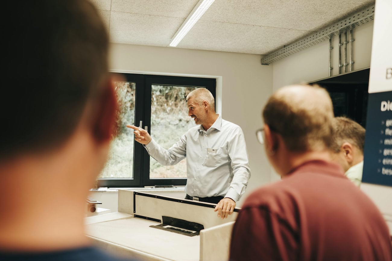 Jürgen Pietsch erläutert die Möglichkeiten der vielfältigen BLANKE Entwässerungswelt und stellt sich den technischen Fragen der Profis. Foto: Blanke