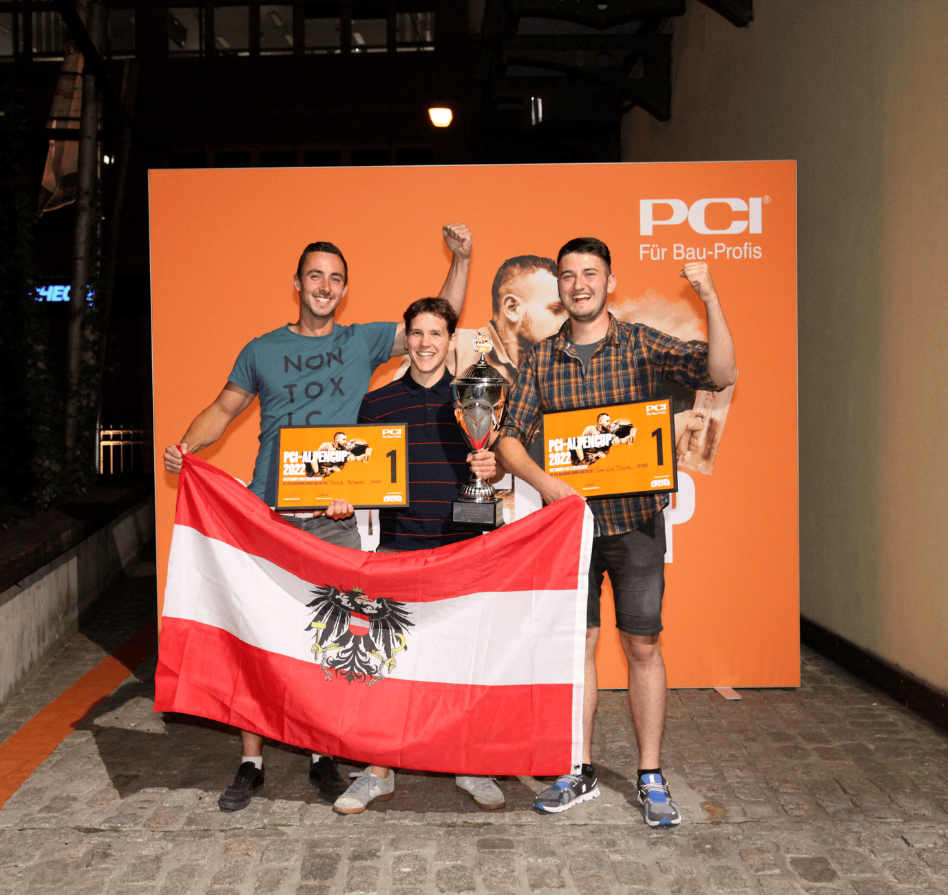 Das Siegerteam Österreich holte sich den Wanderpokal des PCI-Alpencup 2022 (von links nach rechts: Experte/ Jury-Mitglied Andreas Stiegler, Timo-Nils Theisl und Patrick Hollerer)