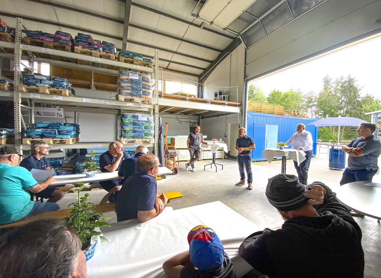 Das Wego-Team aus Hanau zu Gast bei der Thermodämm GmbH (stehend v.l. Salvatore Smiraglia (Wego Niederlassungsleiter Hanau), Max Stärz (Wego Prozessmanager), Alfons Horn (Vorsitzender der Wego-Geschäftsführung), Michael Abersfelder (Wego-Geschäftsführer Finanzen). Fotos: Wego