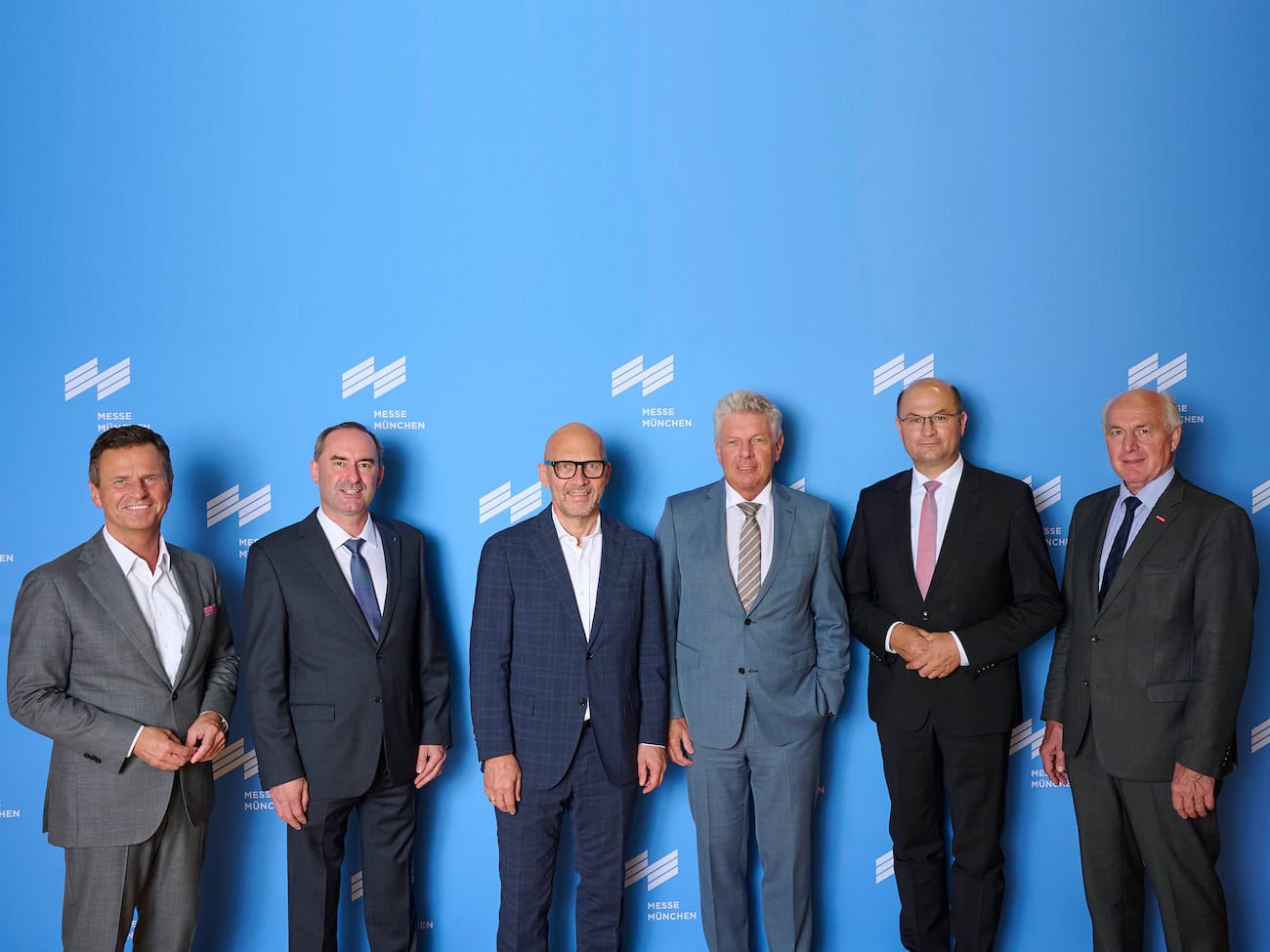 v.l. Dr. Manfred Gößl, Hauptgeschäftsführer der Industrie- und Handelskammer für München und Oberbayern – Hubert Aiwanger, Bayerischer Staatsminister für Wirtschaft, Landesentwicklung und Energie und Vorsitzender des Aufsichtsrates der Messe München – Klaus Dittrich, Vorsitzender der Geschäftsführung der Messe München – Dieter Reiter, Oberbürgermeister der Stadt München und erster stellv. Vorsitzender des Aufsichtsrates der Messe München – Albert Füracker, Bayerischer Staatsminister für Finanzen und Heimat – Franz Xaver Peteranderl, Präsident der Handwerkskammer für München und Oberbayern