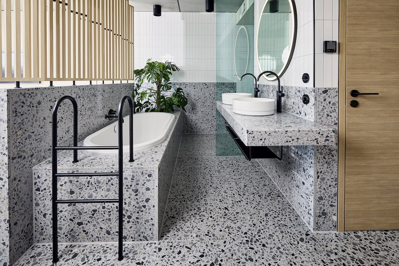 Das moderne Design der Nueva Waschtischschale von Werner Aisslinger harmoniert im Badezimmer mit der Centro Duo Badewanne von Kaldewei.