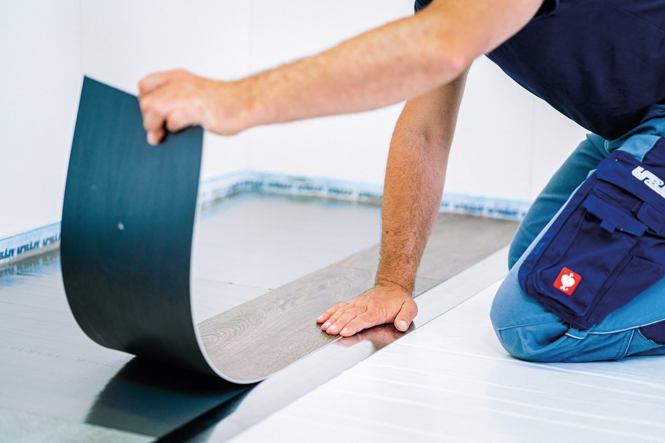 UZIN Sigan Elements eignet sich speziell für die schnelle Verlegung von PVC-Designbelag auf Belag – ohne Lärm, Geruch und Schmutz. Dabei wird die Folie ausgelegt, angedrückt, das Schutzpapier entfernt und die neuen Designbeläge lassen sich ohne Ablüftezeit direkt verlegen und sofort belasten.