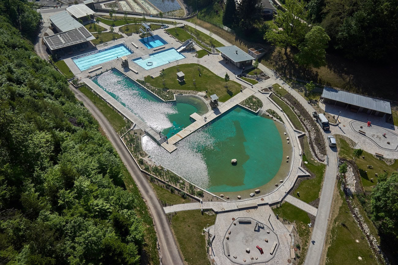Insgesamt wurden über 3.000 Quadratmeter Sikaplan-Abdichtungsbahnen verlegt. Trotz der besonderen Geometrie und der großen Fläche war die erforderliche faltenfreie Verlegung problemlos möglich.