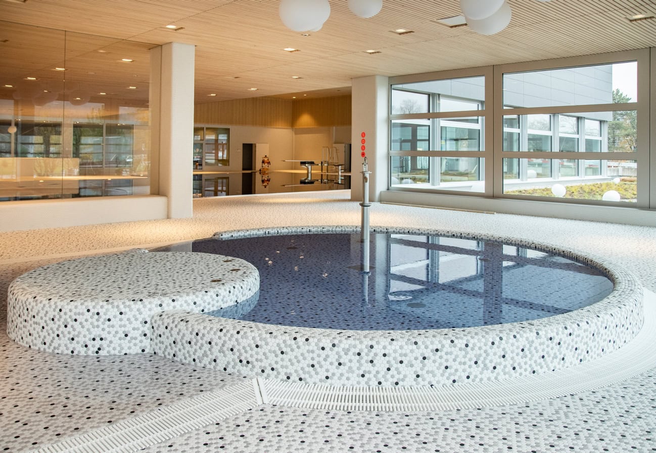 Der Fliesenspiegel der Kinderplanschbecken – wie auch die gesamte Schwimmbadumrahmung – wurden mit MULTIFUGE Diamond MAX in Grau und Silbergrau verklebt und ausgefugt. Foto: Fehlmann AG